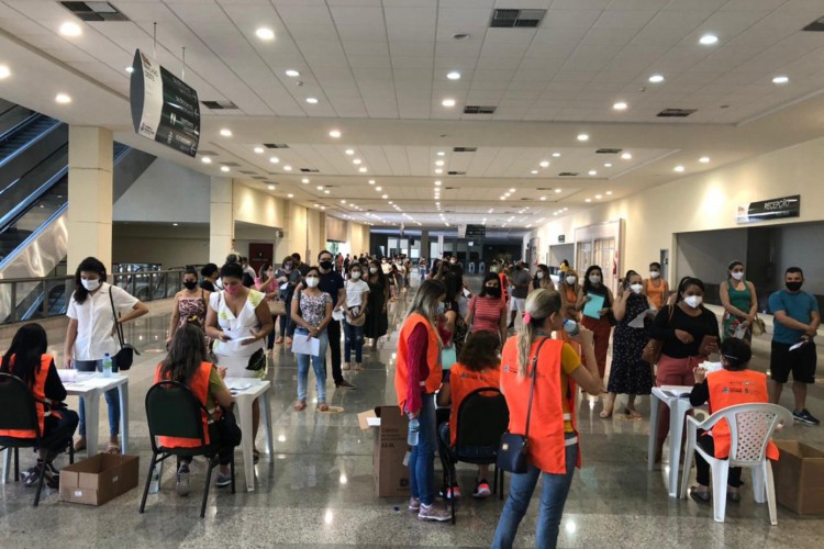 Vacinação contra a Covid-19 no Centro de Eventos neste feriado de Tiradentes.