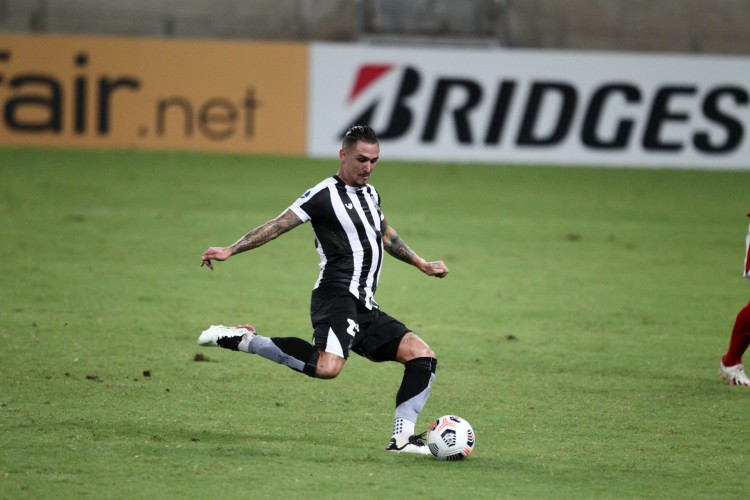 Vinícius Vina é titular do Ceará diante do Arsenal de Sarandí. 