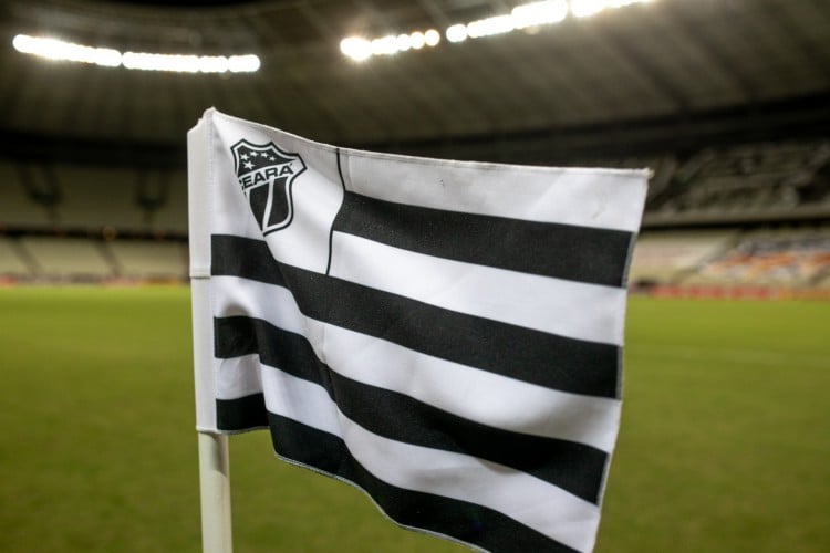 Bandeira do Ceará no mastro de escanteio no gramado da Arena Castelão no jogo Ceará x Jorge Wilstermann, pela Copa Sul-Americana