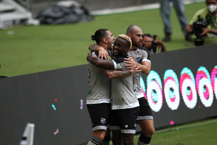 FORTALEZA,CE, BRASIL, 24.04.2021: Vina, jogador do CearÃ¡ comemora gol com companheiros de time no Jogo pela semi-final da copa do Nordeste CearaÌ. vs VitoÌ.ria. arena CastelÃ£o.  (Fotos: Fabio Lima/O POVO).