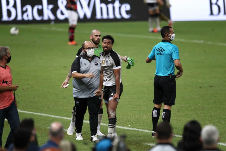 Gabriel Dias precisou ser contido pelo colegas após a expulsão contra o Vitória