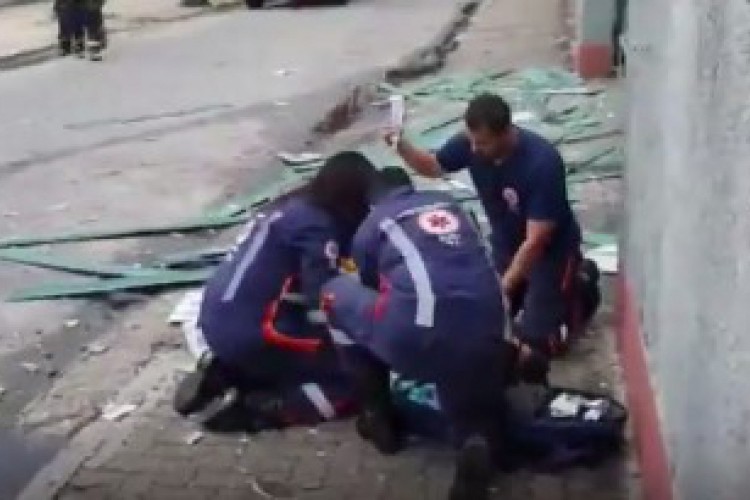 Após explosão, Samu atende vítimas na calçada da Fábrica White Martins