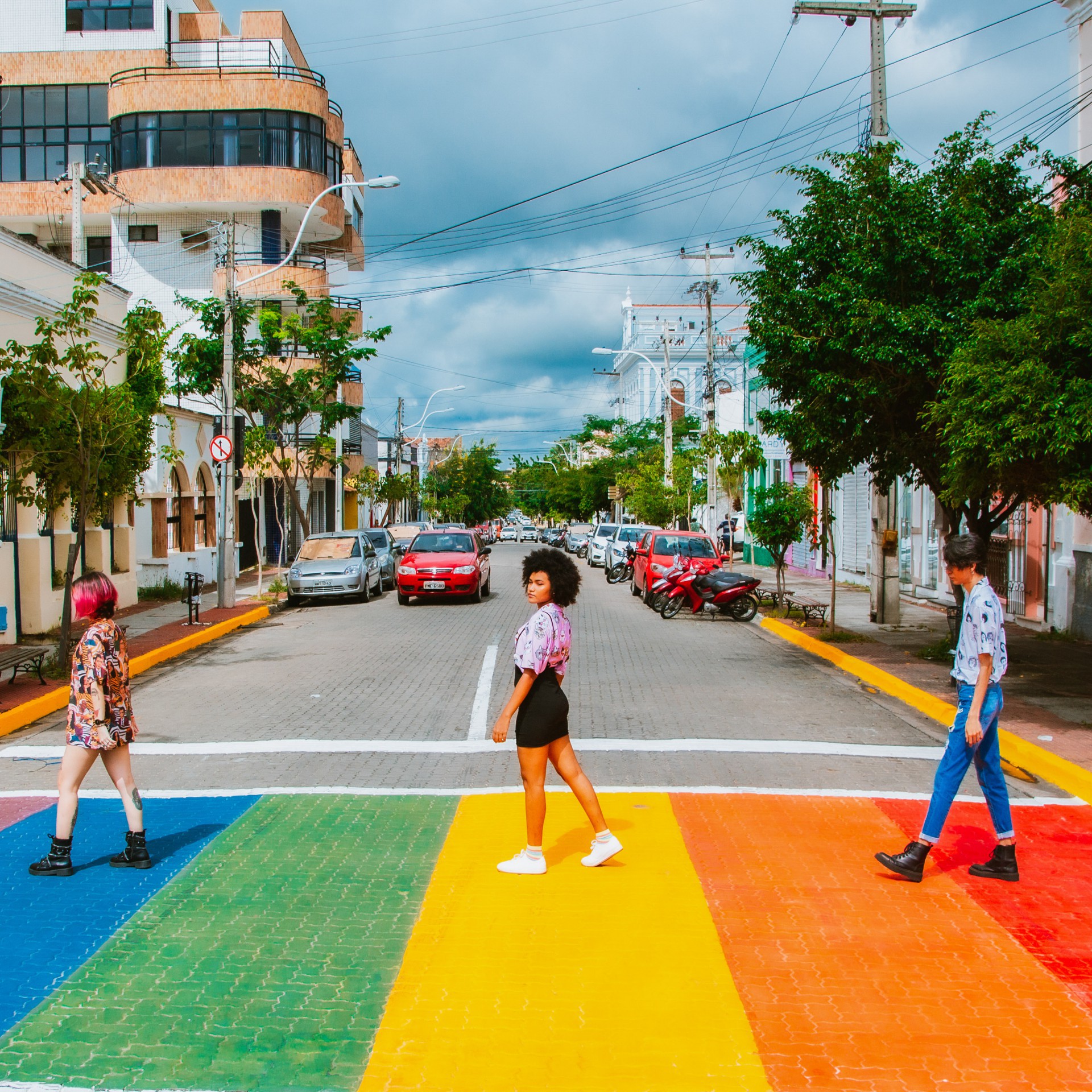 AÇÃO pintou faixa de pedestre com a cores LGBT no centro de Sobral 
 (Foto: Yuri Lima/Divulgação)