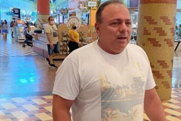 ￼GENERAL foi flagrado sem máscara semana passada em um shopping em Manaus