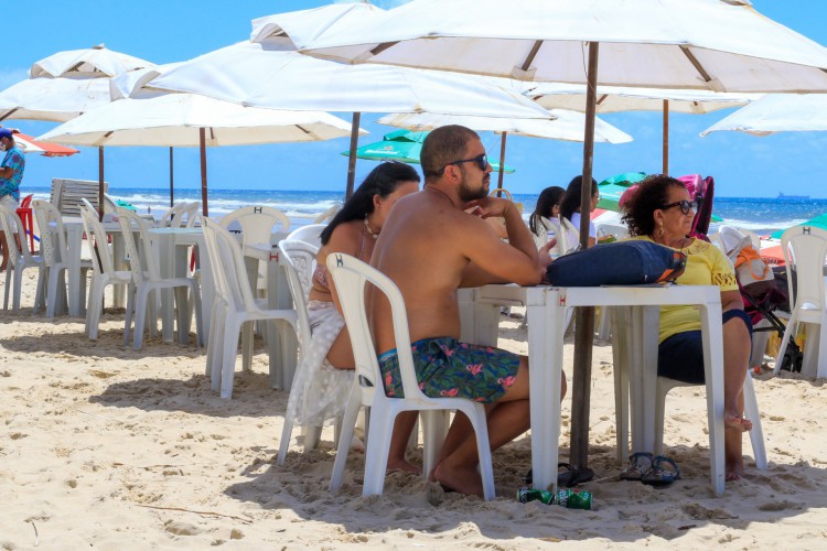 Reabertura das barracas de praia geraram movimentação tranquila ao longo da orla. Até essa sexta-feira, 7, havia permissão somente para funcionamento nos dias de semana.