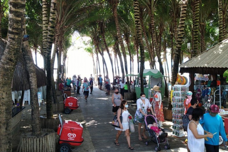 Chegada de pessoas na barraca de praia Chico do Caranguejo, na Praia do Futuro