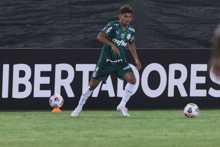 O jogador Gustavo Scarpa, da SE Palmeiras, em jogo contra a equipe do C Universitario D, durante partida válida pela fase de grupos, da Copa Libertadores, no Estádio Monumental. (Foto: Cesar Greco)