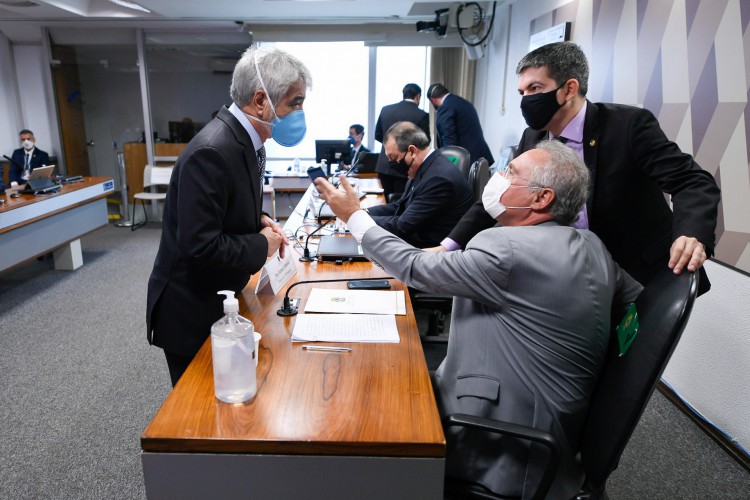 Em pé, à esquerda, senador Humberto Costa (PT-PE), durante sessão da CPI da Covid. Foto: Edilson Rodrigues/Agência Senado