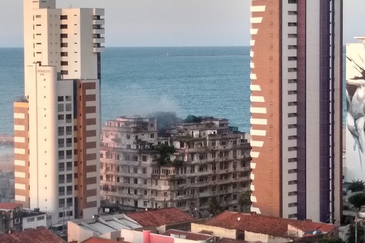 Suspeita é que o foco das chamas foram ocasionadas após usuários do prédio atearem fogo em lixo no local