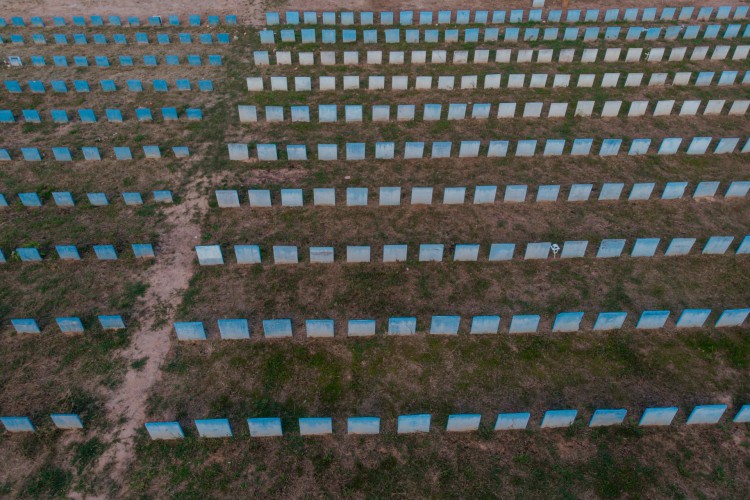 FORTALEZA, CE, BRASIL, 28-04-.2021: Fotos aéreas do cemitério público do Bom Jardim em Fortaleza. Aumento de mortos durante a pandemia de CVID-19 (Coronavírus).  ( Foto: Júlio Caesar/O POVO)