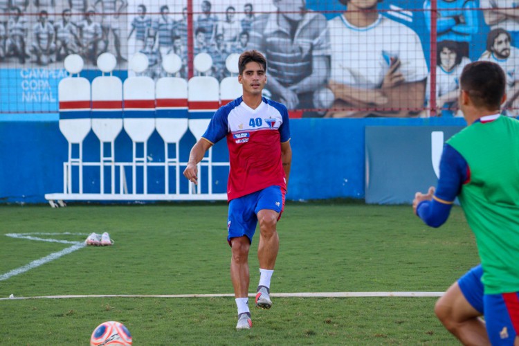 Volante Gustavo Blanco em treino do Fortaleza no Centro de Excelência Alcides Santos, no Pici