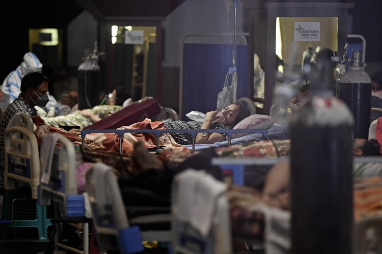 Pacientes positivos para coronavírus dentro de um salão de banquete temporariamente convertido em um centro de atendimento em Nova Delhi, Índia, em 29 de abril de 2021