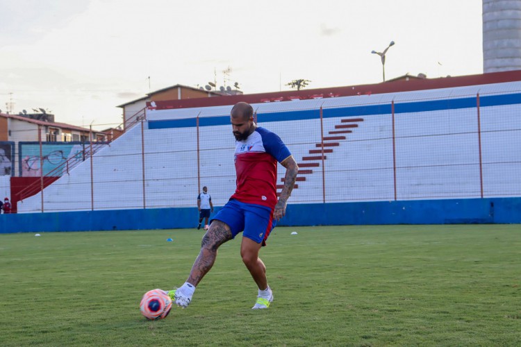 Zagueiro Juan Quintero com a bola em treino do Fortaleza no Centro de Excelência Alcides Santos, no Pici