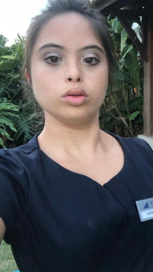 Atualmente, Laura trabalha como recepcionista em um hotel na capital de Alagos, Maceió