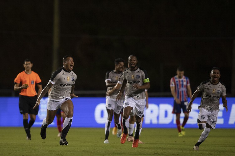 Atacante Jael comemora muito. Ele foi fundamental para a vitória do Ceará