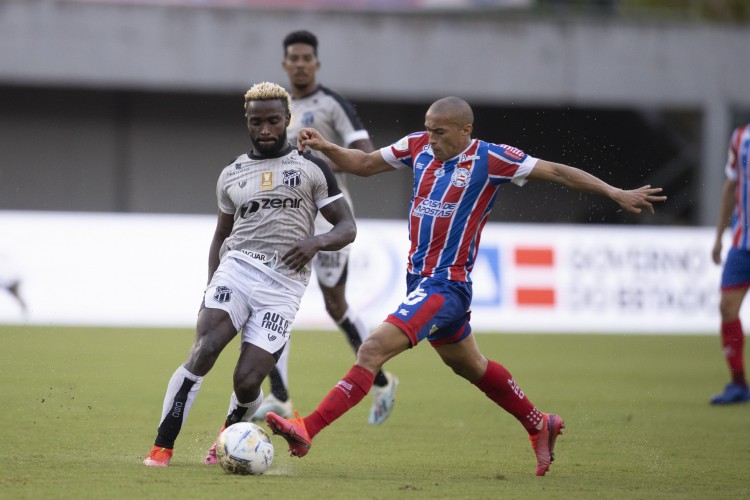 Atacante Steven Mendoza e lateral-direito Nino Paraíba disputam bola no jogo Bahia x Ceará, no estádio de Pituaçu, pela Copa do Nordeste 2021