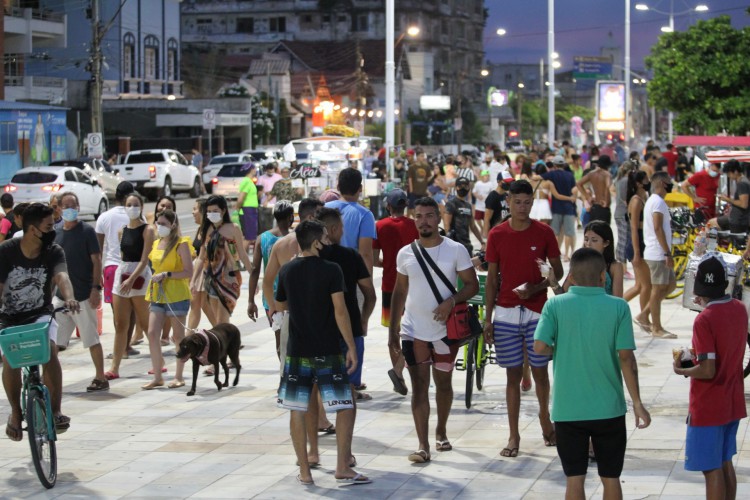 FORTALEZA,CE, BRASIL, 02.05.2021: Movimentação de pessoas no calçadão da praia de Iracema desrespeitando o decreto de isola (Fotos: Fabio Lima/O POVO)