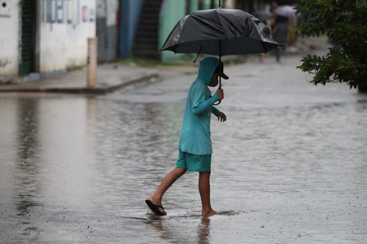 A previsão indica que a chuva no litoral deverá ocorrer no período da madrugada e início da manhã.