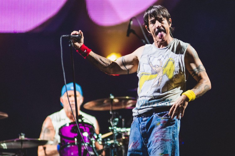 Anthony Kiedis e Chad Smith (ao fundo), voz e bateria, respectivamente, do Red Hot Chilli Peppers