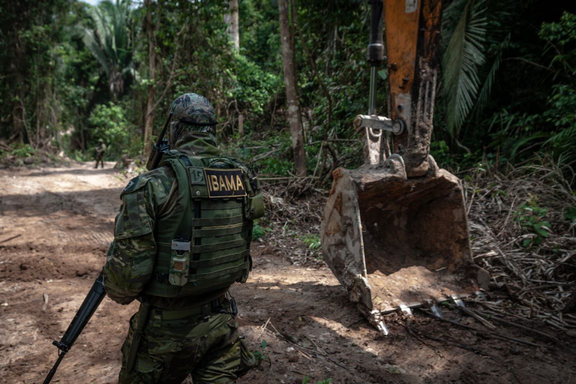 Fiscais do Ibama em operação na Amazônia (Foto: Vinícius Mendonça/Ibama)