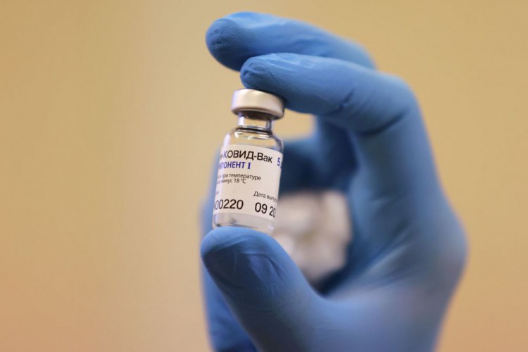 MINSK, BELARUS - DECEMBER 29, 2020: A medical worker holds a component of the Russian Gam-COVID-Vak (Sputnik V) vaccine against COVID-19 in a city hospital. The first batch of the Russian Sputnik V vaccine has arrived in Belarus; a mass vaccination campaign is starting in the country. Stringer/TASS.No use Russia.