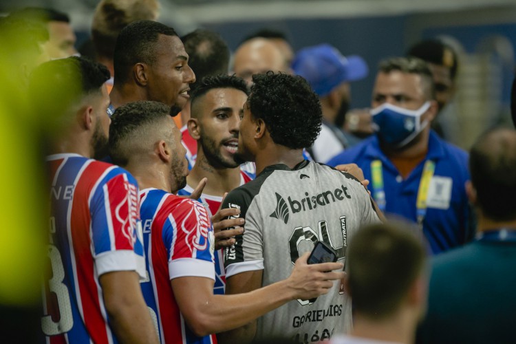 FORTALEZA, CE, BRASIL, 08.05.2021: Briga no fim da partida. Ceara x Bahia. Final da Copa do Nordeste na Arena Castelão (Foto: Aurelio Alves/ Jornal O POVO)