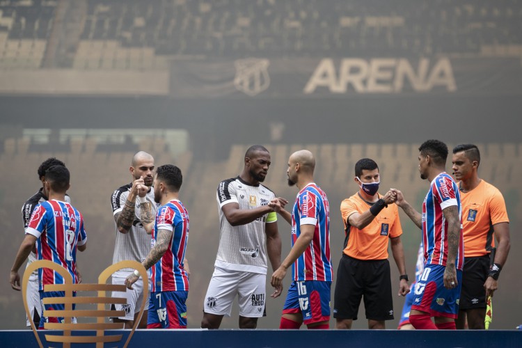 Último encontro entre Ceará e Bahia, na final da Copa do Nordeste, terminou com o título do Tricolor e confusão no gramado do Castelão