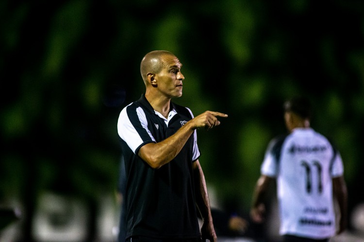 Técnico Juca Antonello à beira do campo no jogo Ceará x Crato, no estádio Carlos de Alencar Pinto, pelo Campeonato Cearense