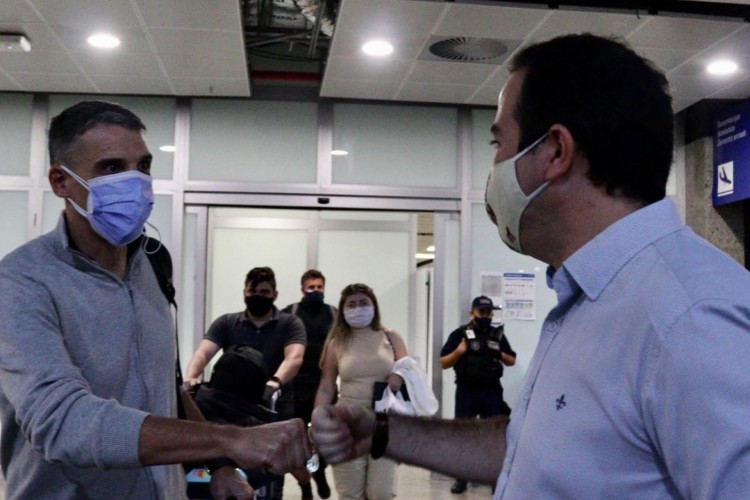 Juan Pablo Vojvoda, técnico do Fortaleza, cumprimentando o presidente Marcelo Paz