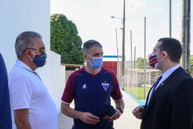 Técnico Juan Pablo Vojvoda conversa com executivo de futebol Sérgio Papellin e diretor de futebol Alex Santiago na academia do Centro de Excelência Alcides Santos, no Pici