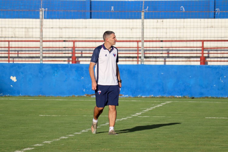 Juan Pablo Vojvoda comandou primeiro treino do Fortaleza na segunda-feira, 10