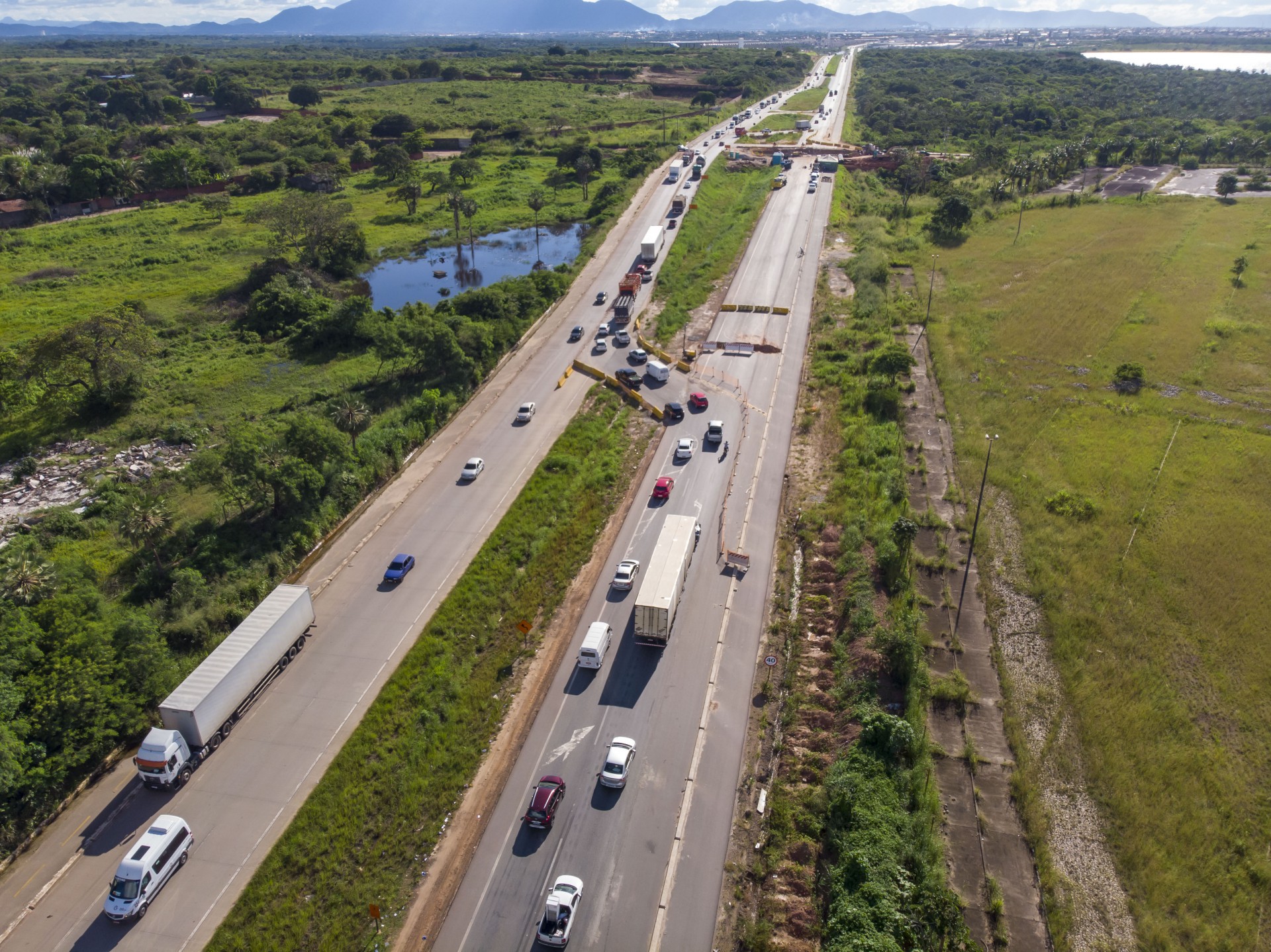 Trecho em obras do Anel Viário entre a BR 116 e o Viaduto de Caucaia, em maio de 2021. (Foto: FCO FONTENELE)