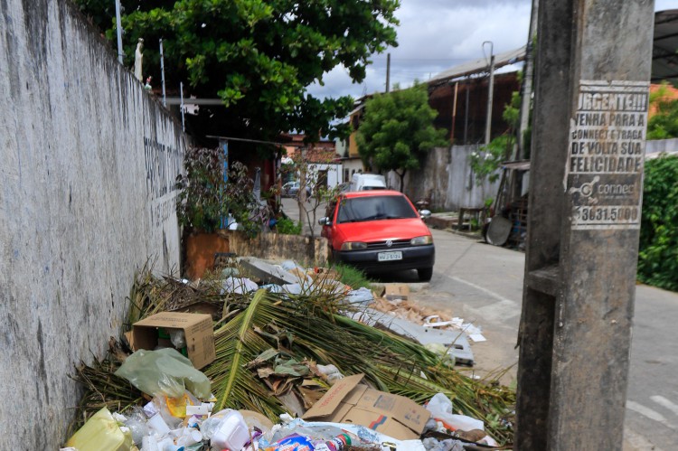 FORTALEZA, CE, 12.05.2021: Mesmo com a coleta de lixo, a cidade de Fortaleza apresenta pontos de acumulo de lixo em calcadas e canteiros centrais. As fotos aqui destacam lixo em uma esquina da rua Capitao Aragao no bairro Alto da Balanca, Fortaleza.(BARBARA MOIRA/ O POVO)