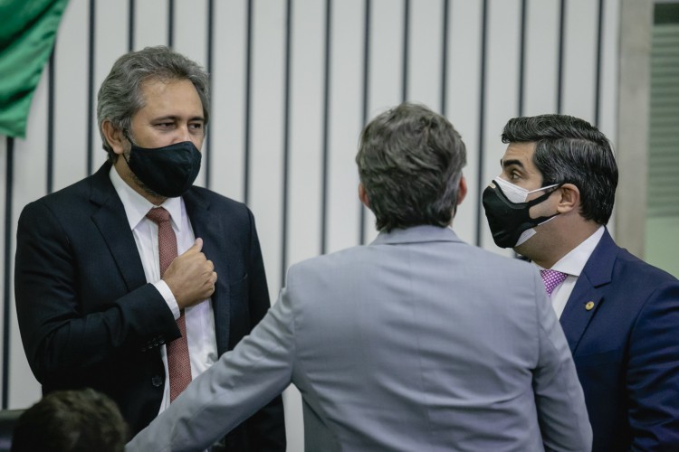 FORTALEZA, CE, BRASIL, 13.05.2021: Deputado Elmano Freitas PT/ Deputado Queiroz Filho PDT. Sessão no Plenária, na Assembleia Legislativa no Ceara. em epoca de COVID-19. (Foto: Aurelio Alves/ Jornal O POVO)