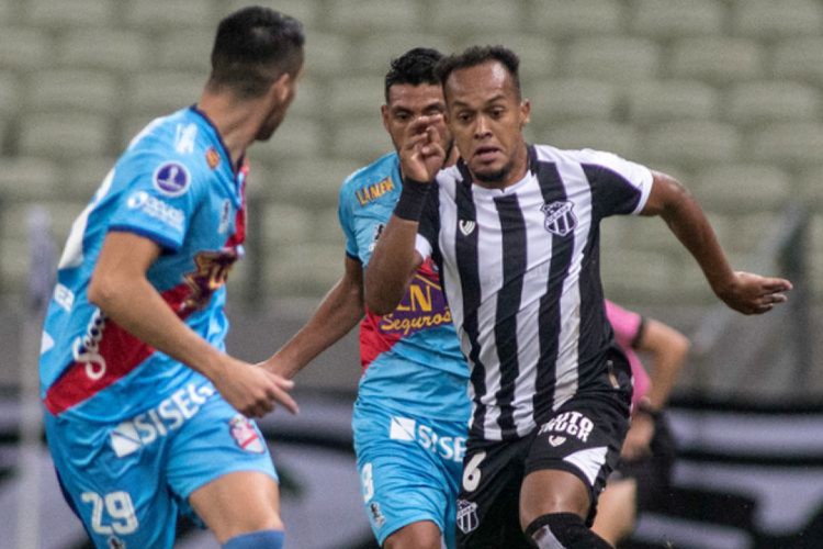 Bruno Pacheco busca jogada no duelo entre Ceará e Arsenal de Sarandí