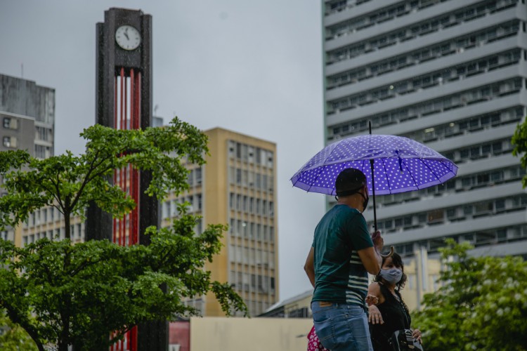 FORTALEZA, CE, BRASIL, 14.05.2021: Praça do Ferreira. Chuva forte na cidade com muito vento. em epoca de COVID-19. (Foto: Aurelio Alves/ Jornal O POVO)