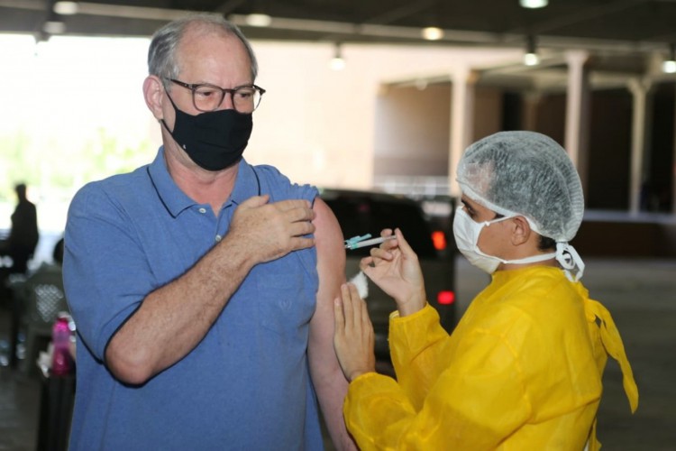 Ciro Gomes recebe segunda dose da CoronaVac em Fortaleza