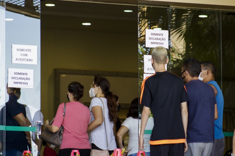 FORTALEZA, CE, BRASIL, 16.05.2021: Na manha desse domingo foi feito um multirão de vacinação para a retomada a aplicação da 2D da CoronaVac.. Centro de Eventos de Fortaleza (Thais Mesquita/OPOVO)