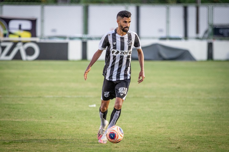 Jorginho entrou em campo no decorrer do segundo tempo e substituiu Vina. 