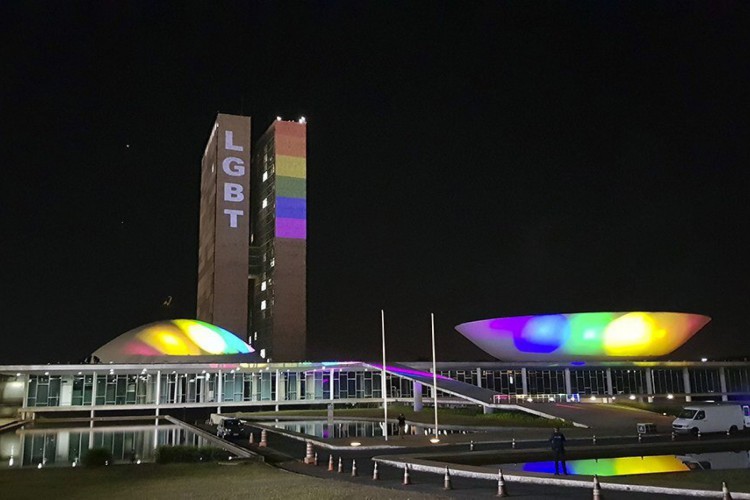 Em 2020, o Palácio do Congresso Nacional ganhou iluminação especial com as cores do arco-íris, que simbolizam o movimento de lésbicas, gays, bissexuais, travestis, transexuais, transgêneros e intersexuais
