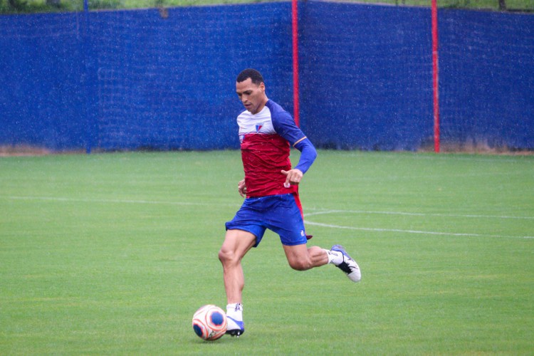 Zagueiro Titi com a bola em treino do Fortaleza no CT Ribamar Bezerra, em Maracanaú