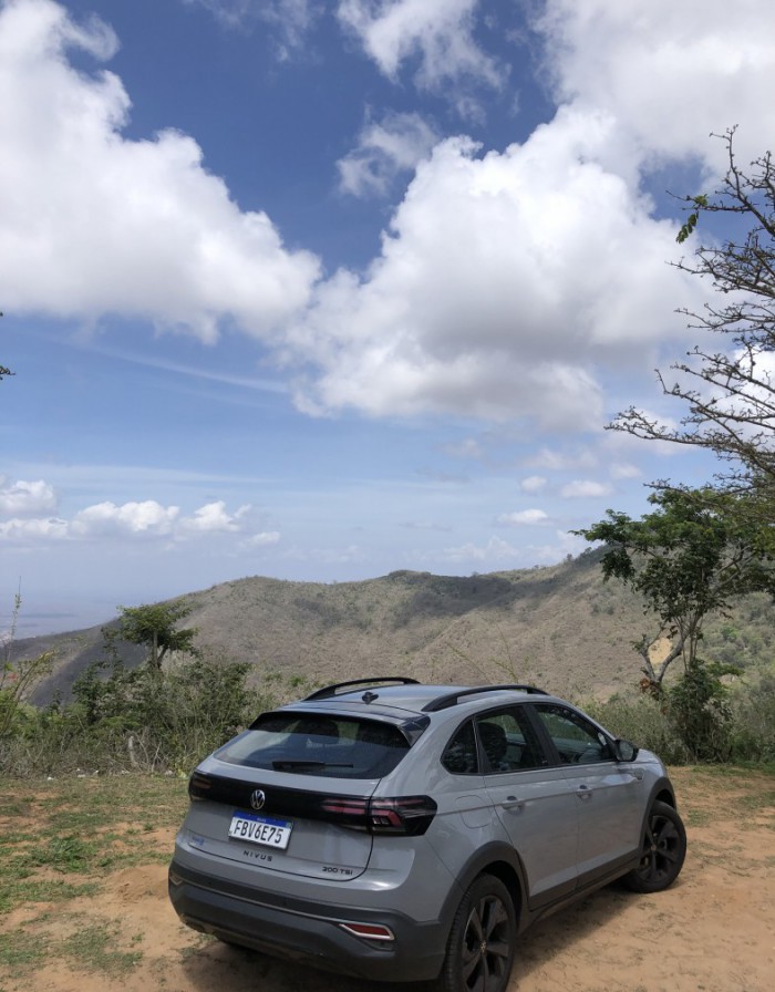 O Nivus em um mirante em Mulungu: modelo tem porta-malas com 415 litros