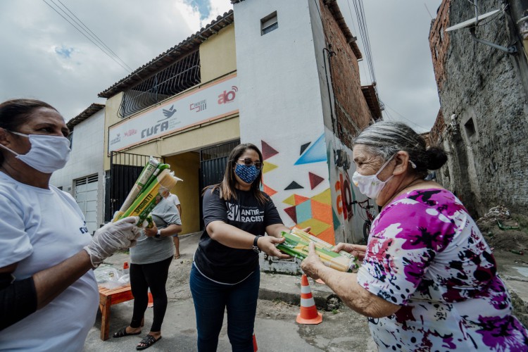 O Barroso é um dos bairros com o menor índice de desenvolvimento humano (IDH) na Capital. Na foto, voluntários da Cufa distribuem alimentos 