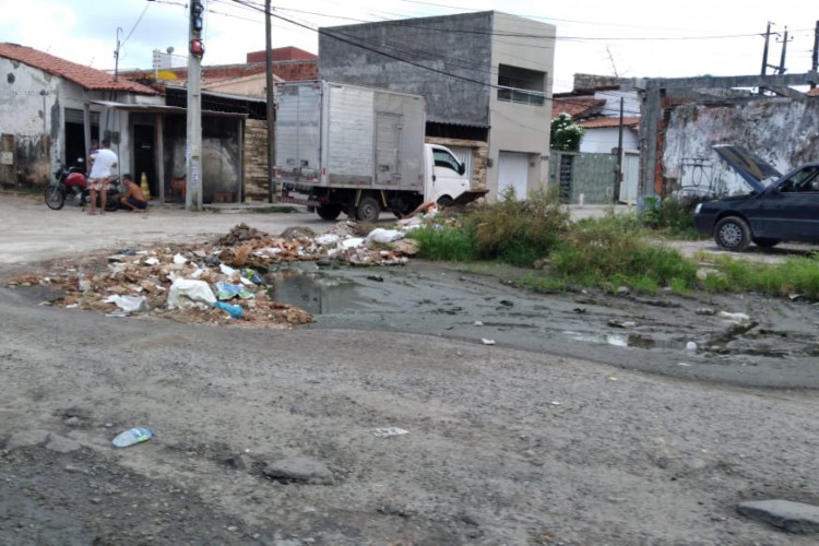 Obras paralisadas na avenida Sargento Hermínio causam transtornos no bairro Álvaro Weyne, na Regional 1