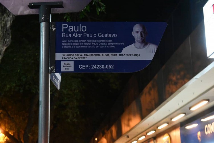 Placas na Rua Ator Paulo Gustavo são instaladas em Icaraí, Niterói