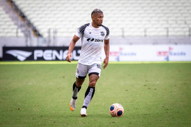 Volante Fernando Sobral com a bola no jogo Ferroviário x Ceará, na Arena Castelão, pelo Campeonato Cearense 2021