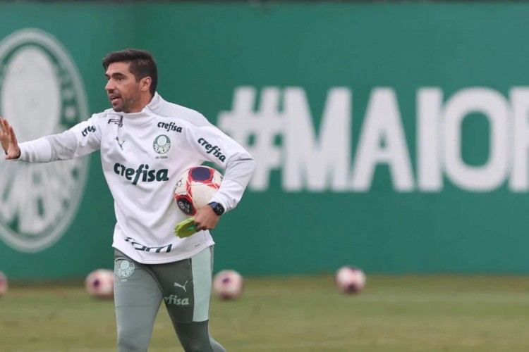 Abel Ferreira está mais tempo no comando do Palmeiras e conquistou a Libertadores e a Copa do Brasil