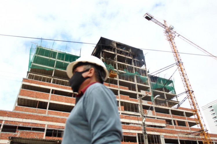 Incêndio atingiu últimos pavimentos das obras do Hospital Materno-Infantil da Unimed Fortaleza. 