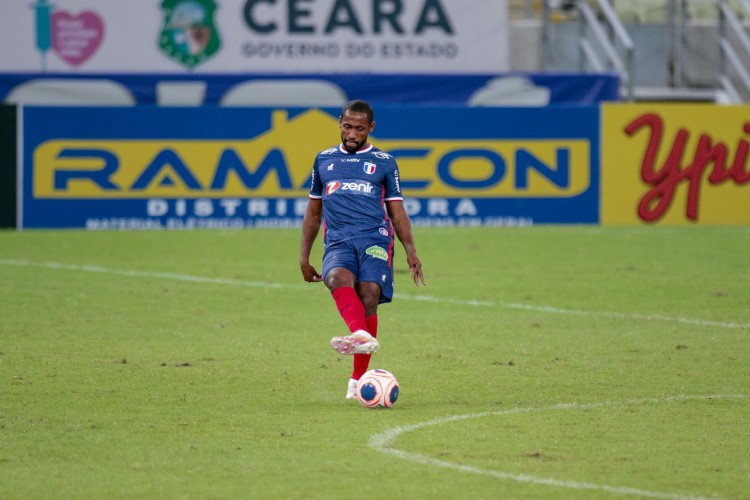 FORTALEZA-CE, BRASIL, 19-05-2021: Tinga, lateral direito do Fortaleza. Fortaleza 6 x 0 Atlético Cearense - Semifinal Campeonato Cearense 2021 - Estádio Castelão. (Foto: Júlio Caesar / O Povo)