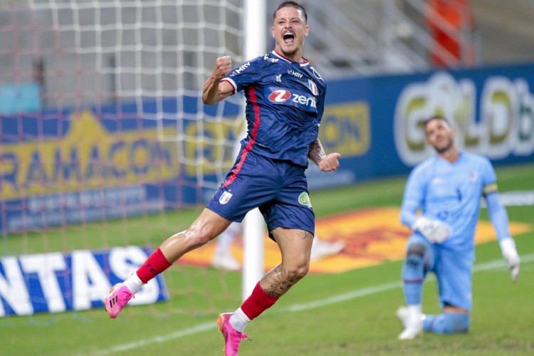 Lucas Crispim comemora gol pelo Fortaleza